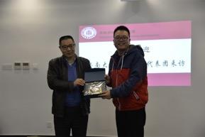 暨南大学华文学院向天美开户天美娱乐赠送院徽纪念品